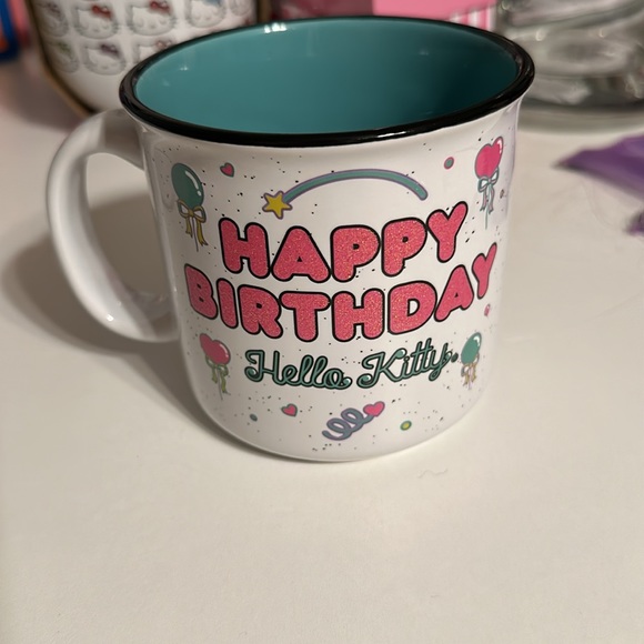 Hello Kitty Happy Birthday mug - Picture 2 of 3